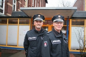 Unser Cop4U Hans-Peter Hinsichsen (li) und Polizeiverkehrslehrer Axel Stadie vor dem Eingang unserer Schule